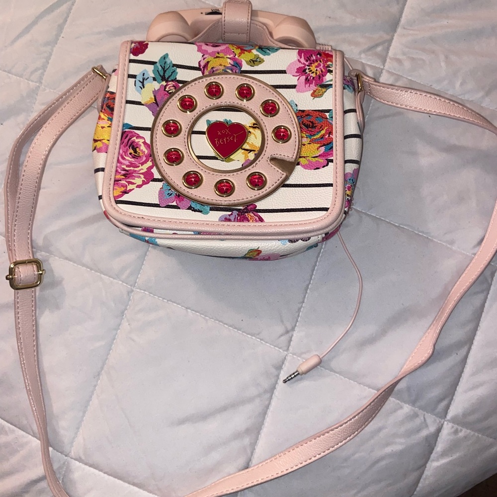 Betsey Johnson cross body phone bag!